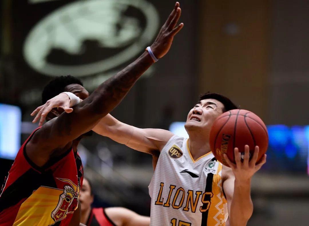 广厦男篮训练开放日，赛后豪取连胜引欢呼，欧冠在即，资深球员宣示担当(横滨水手vs广岛三箭比赛)